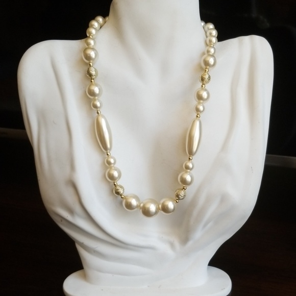 Vintage Faux Pearl and Goldtone Bead Necklace - Picture 6 of 8